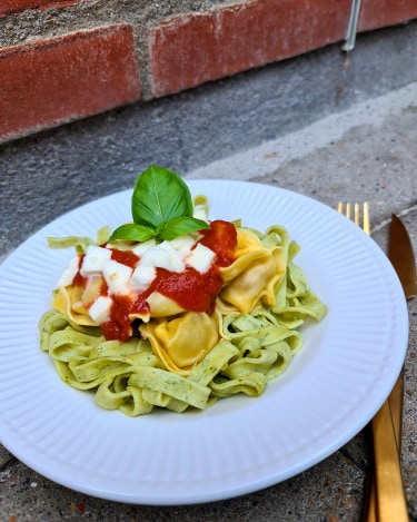 Frisk pasta m/ tomatsauce og mozzarella