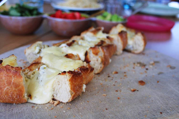 Hvidløgsbrød m/ smeltet mozzarella
