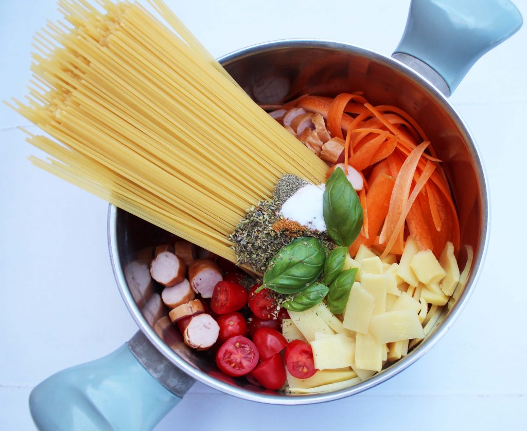 One pot pasta m. cocktailpølser og lækre grøntsager