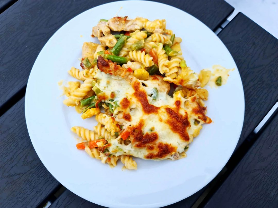 Pasta i fad m/ kotelet, kokos og grønne bønner