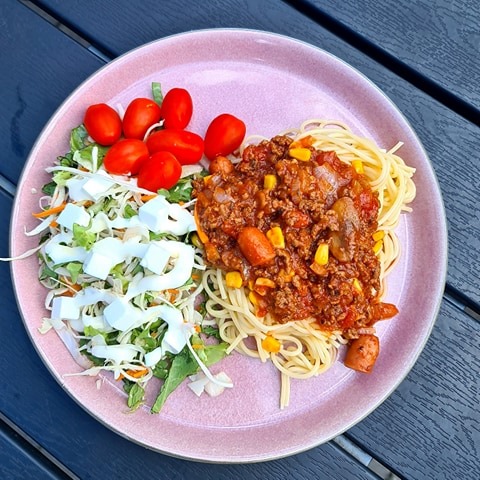 Spaghetti m/ kødsovs og salat