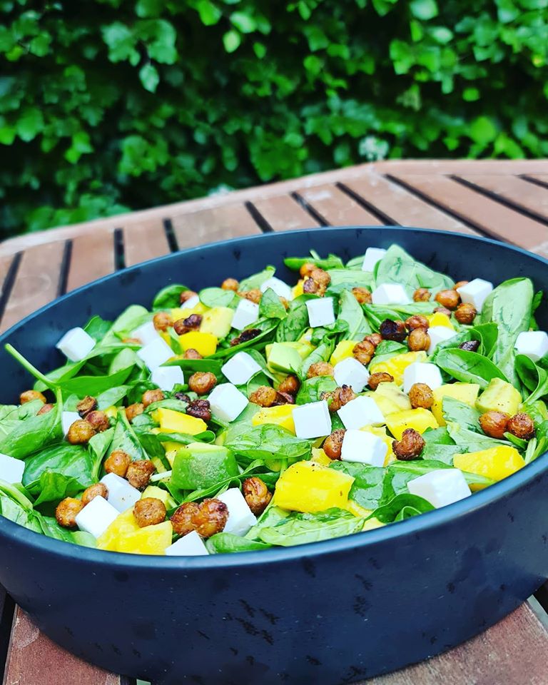 Spinatsalat m/ mango, feta, avocado og ristede kikærter