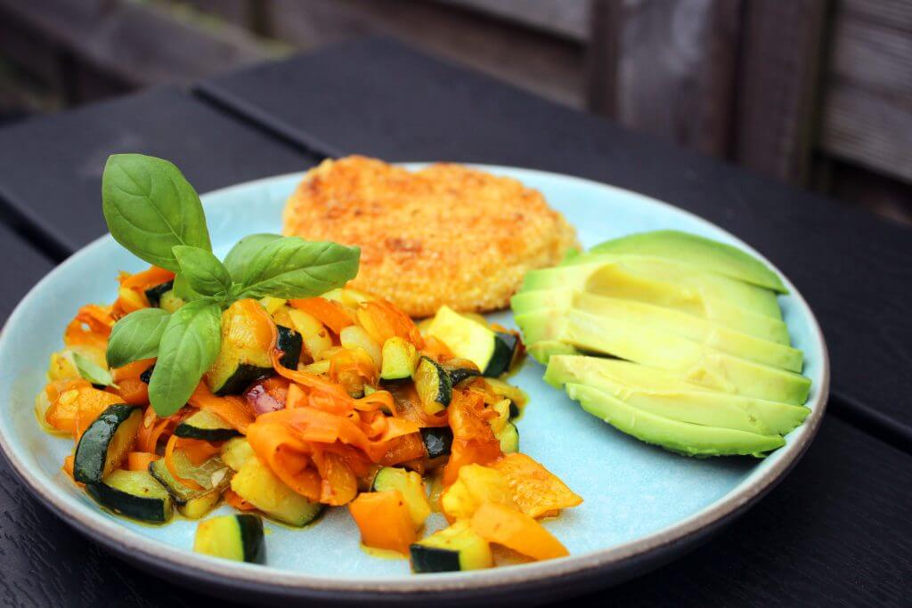Torskebøffer m/ grøntsagswok & frisk avocado