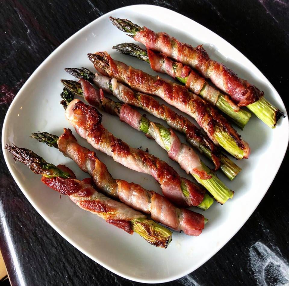 Baconsvøbte asparges