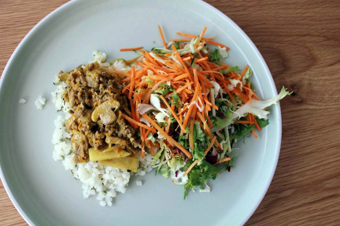 Farsgryde m/ karry, gulerod og bambusskud – hertil blomkålsris og salat
