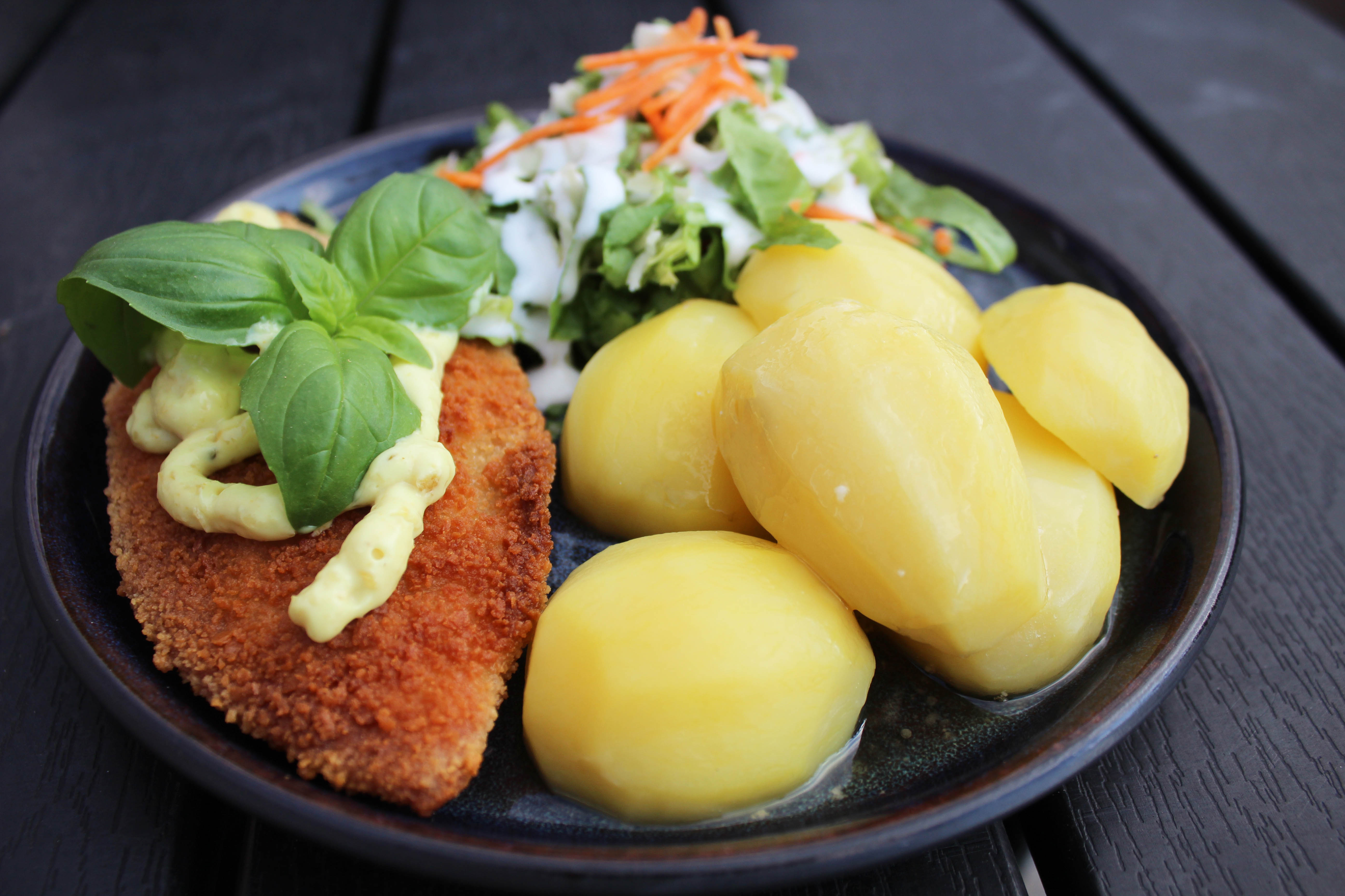 Fiskefilet m. kogte kartofler, salat og smørsauce