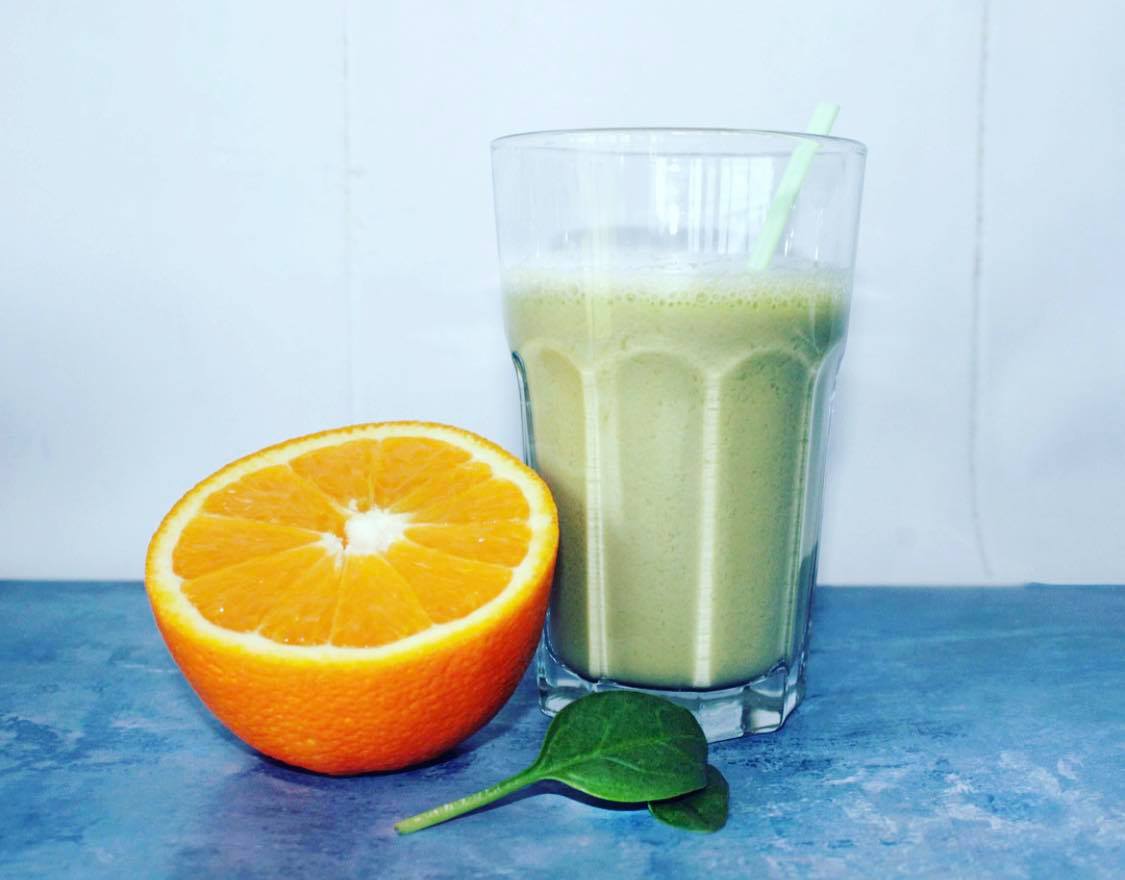Frisk grøn smoothie m/ frugt, grøntsager og skyr