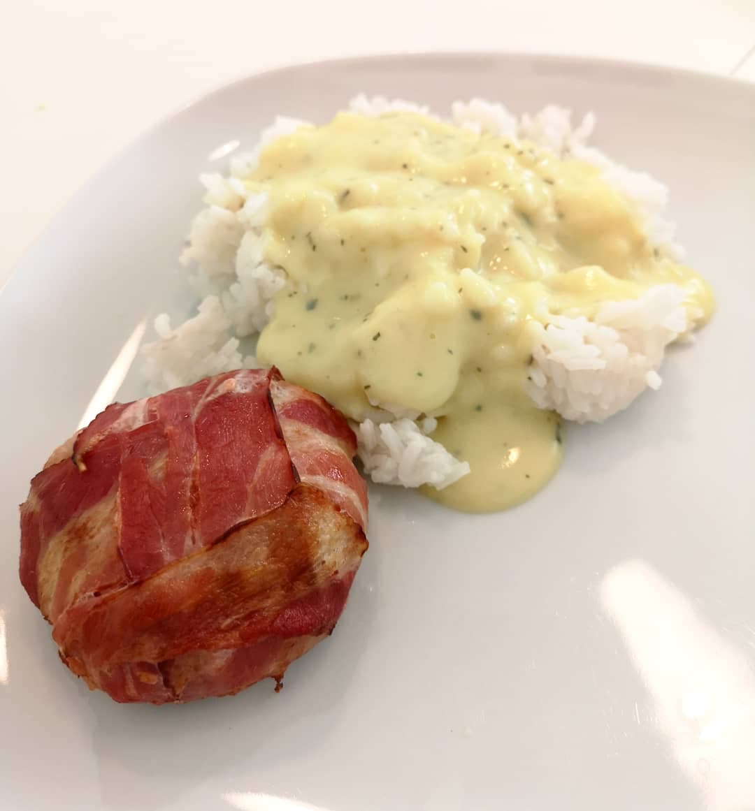 Fyldt kyllingebøf med flødeost og bacon m/ ris og bearnaisesauce