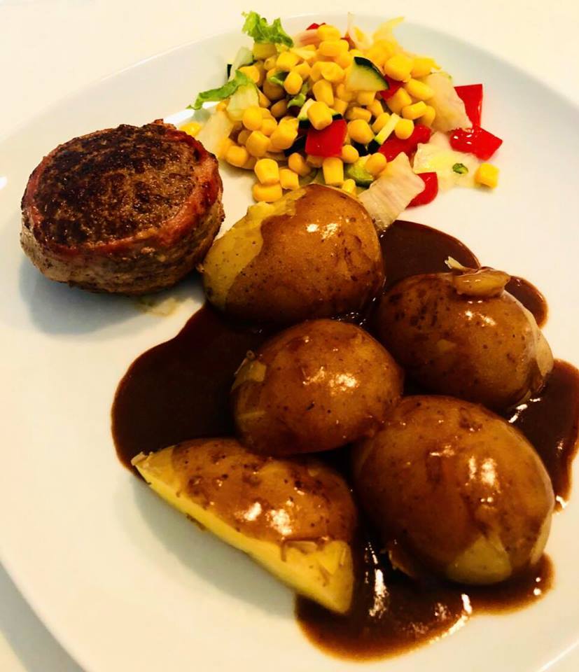Hakkebøf m/ bacon, kartofler, salat & sauce