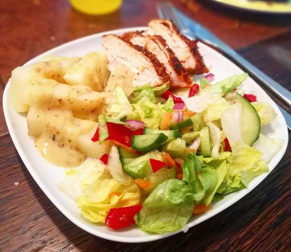 Marineret kyllingebryst m/ kartofler, bearnaisesauce & salat