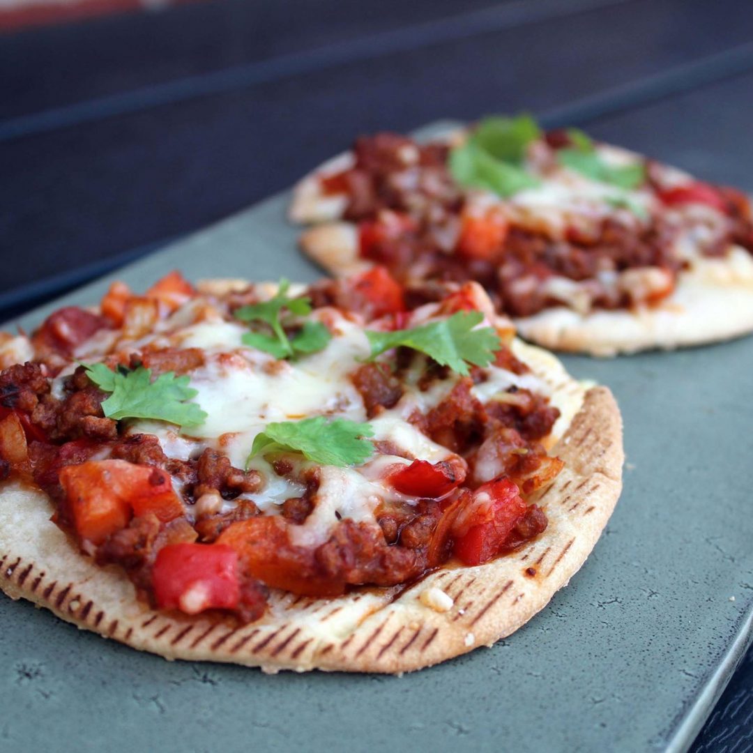 Mini pita pizza m/ kødsovs og frisk mozzarella