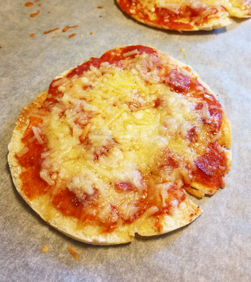 Mini pizza m. salami – pita pizza