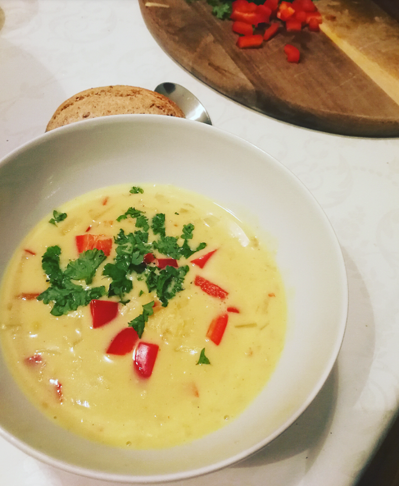 Nem og billig karrysuppe m. kylling