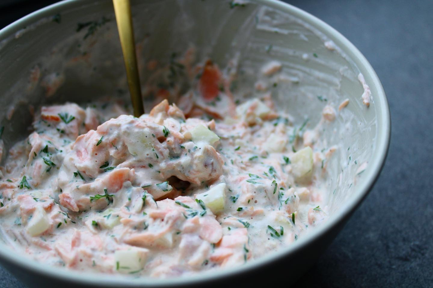 Laksesalat med varmrøget laks og dild - god til julefrokosten