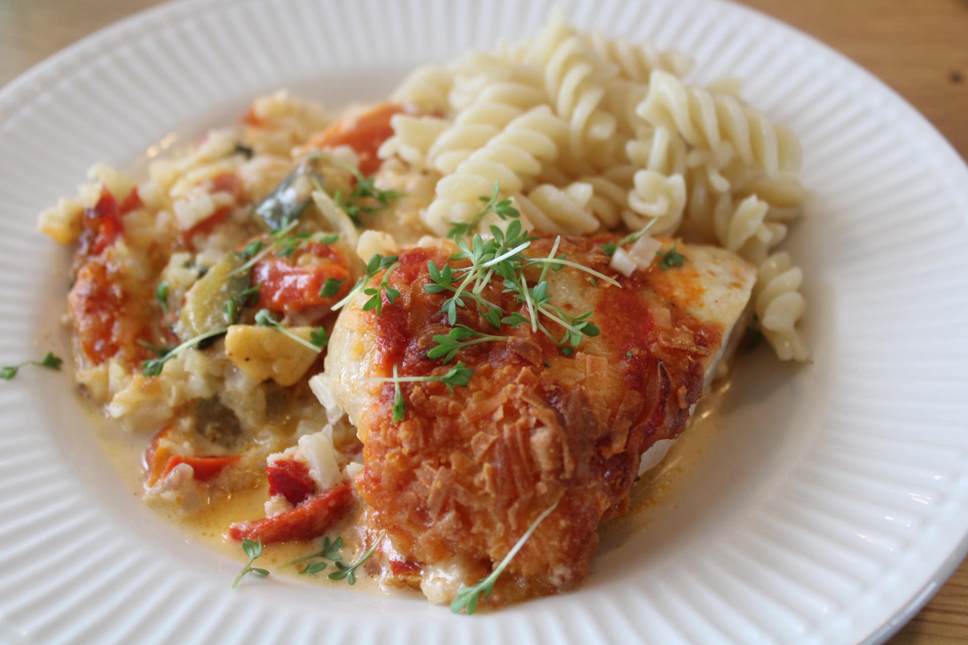 Kylling i ovn m/ ratatouille, blomkålsris og pasta 