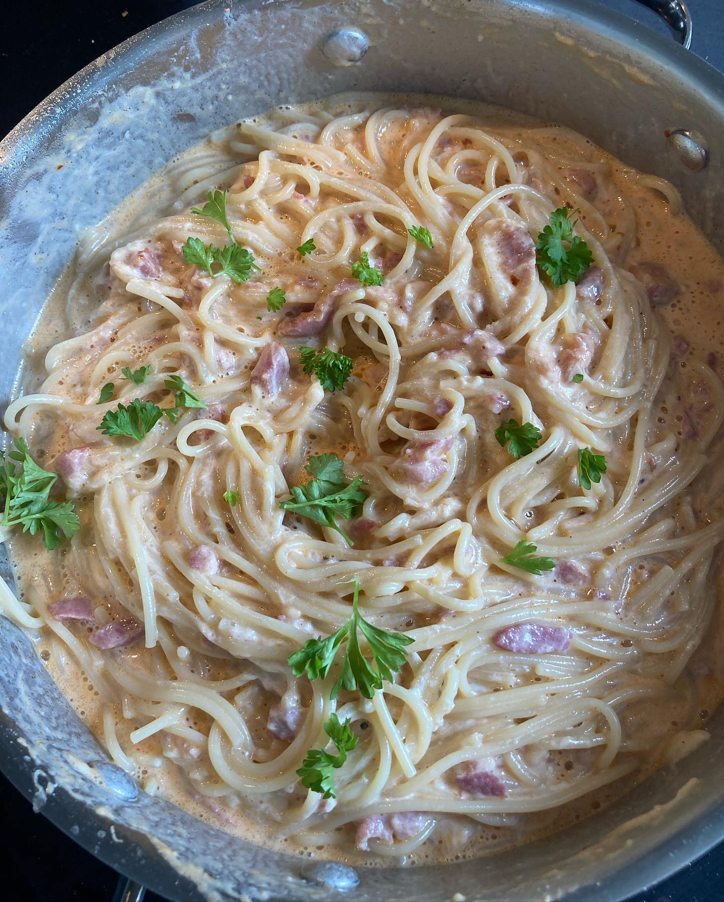 Spaghetti i tomatflødesauce med bacon