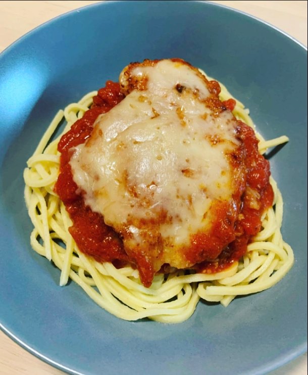 Kylling i tomatsauce med parmesan og spaghetti