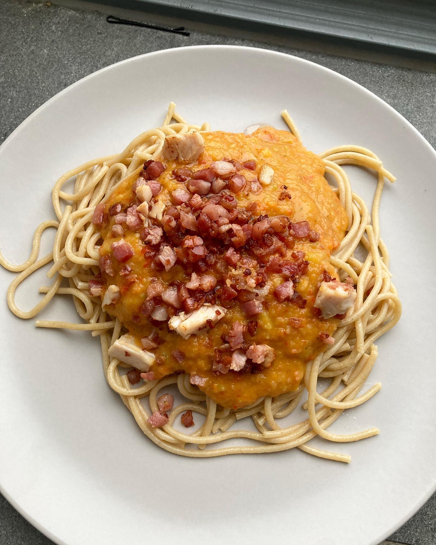 Fuldkornsspaghetti med grøntsagssauce og stegt bacon