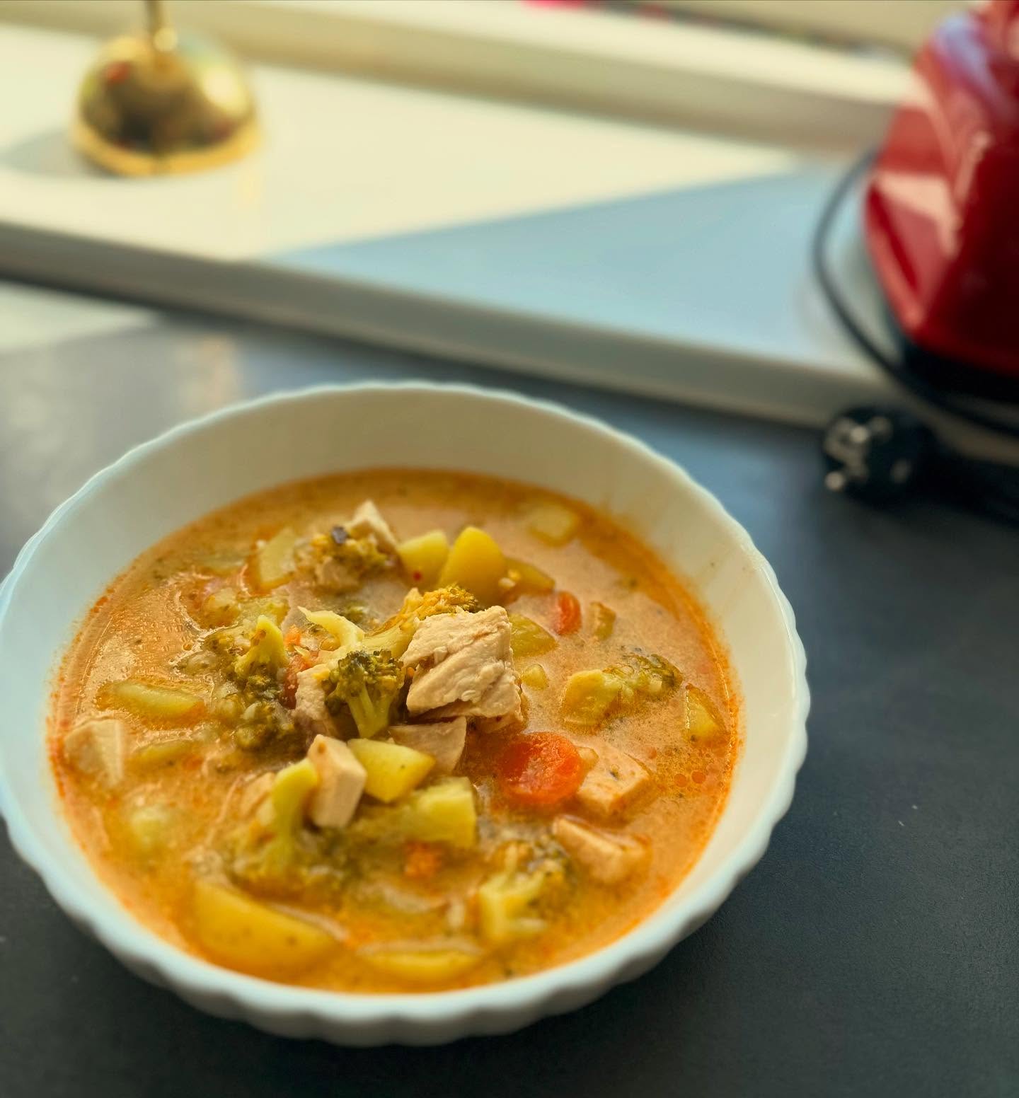 Cremet rød karrysuppe med kylling og grøntsager