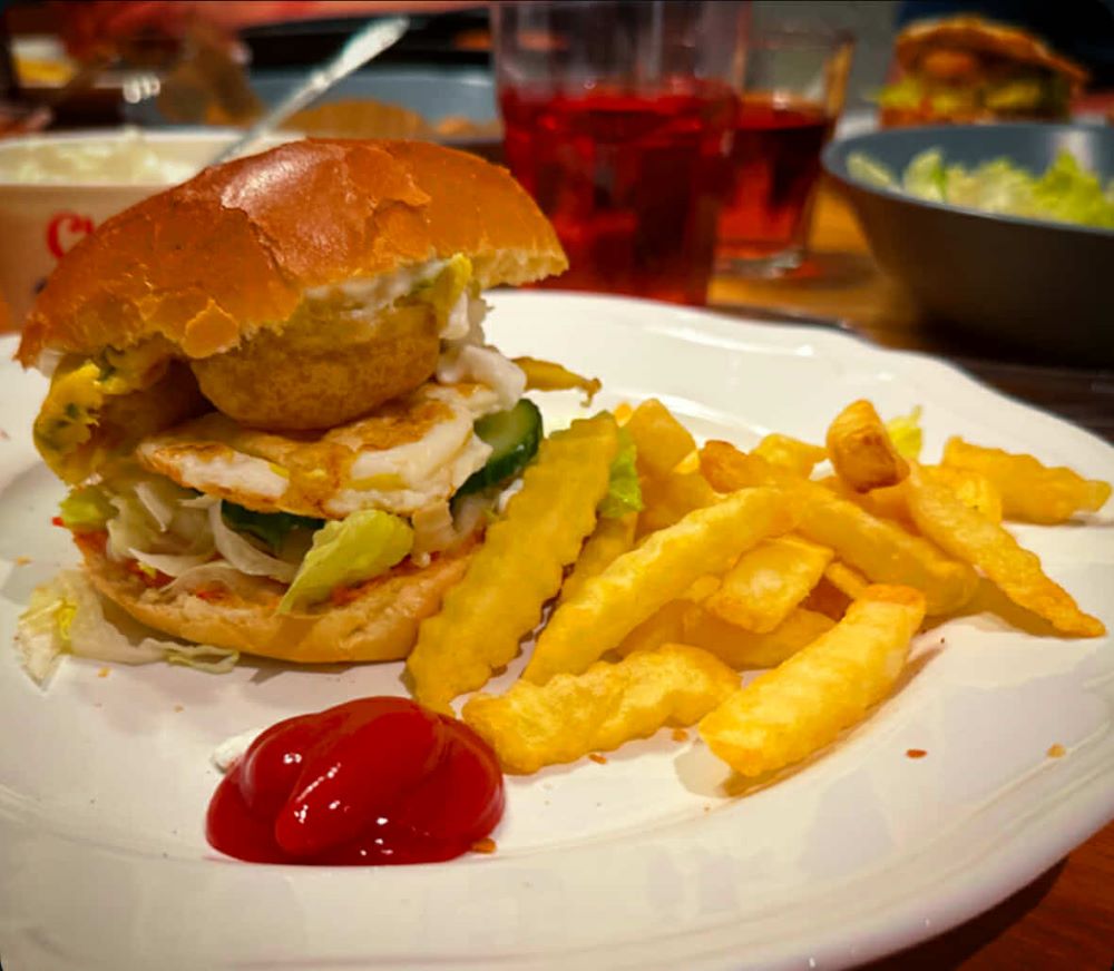 Vegetarisk briocheburger med chili cheese tops og spejlæg