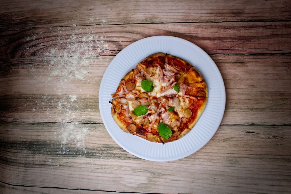 På grillen: Pizza med skinke og pølser