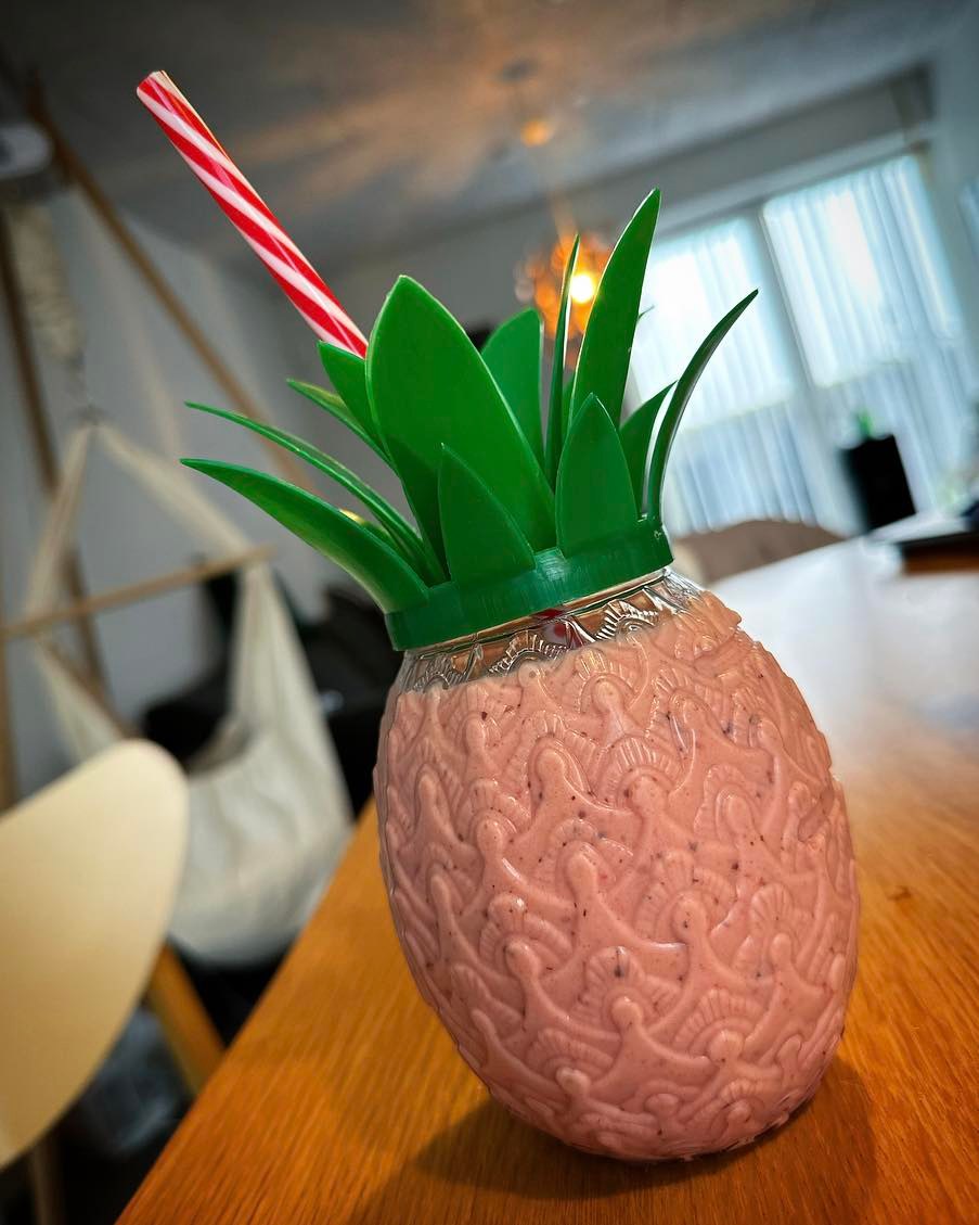 Rød smoothie med dadler og frisk ananas