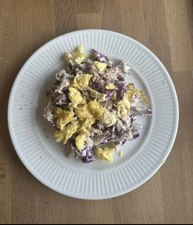 Rødkålssalat med tun og æg 