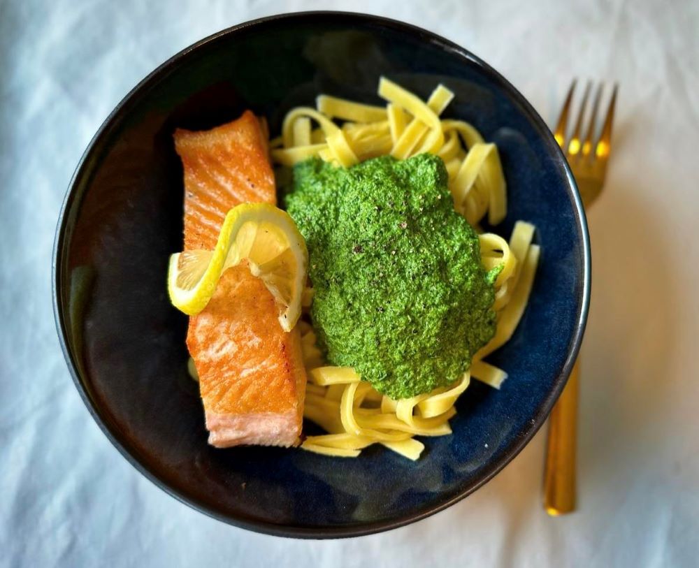 Stegt laks med spinatsauce og frisk pasta