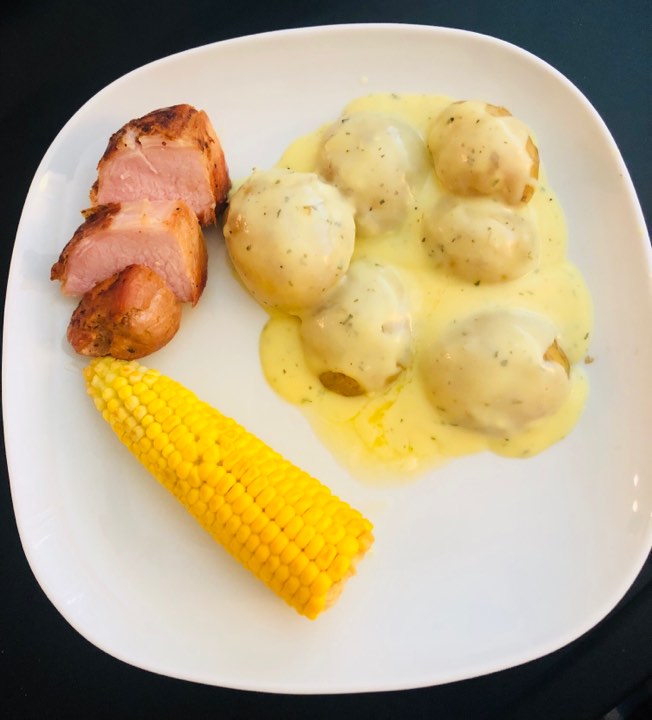 Svinefilet m/ kartofler, bearnaisesauce & kogte majskolber